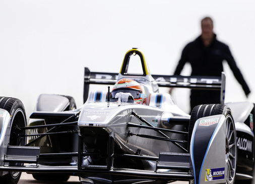 <p>
Ex-Formel-1-Fahrer Jarno Trulli testet den neuen batteriebetriebenen Spark-Renault SRT 01E. Auch andere ehemalige Formel-1-Piloten wie Nick Heidfeld sind bei der Formel E mit dabei. 
</p>

<p>
</p> - © Fotos: FIA Formula E

