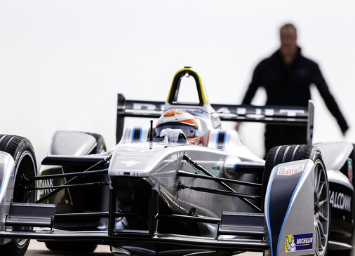 
Ex-Formel-1-Fahrer Jarno Trulli testet den neuen batteriebetriebenen Spark-Renault SRT 01E. Auch andere ehemalige Formel-1-Piloten wie Nick Heidfeld sind bei der Formel E mit dabei. 




