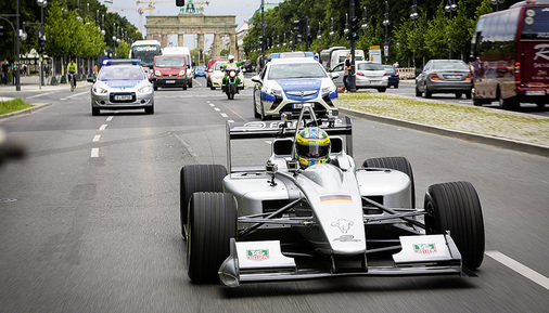 
Der brasilianische Rennfahrer Lucas di Grassi erntet bei einer Vorabtour mit dem Elektroflitzer in Berlin gehörigen Beifall. Die Klone des Spark-Renault SRT 01E werden im Frühling über das Tempelhofer Feld rasen. 
