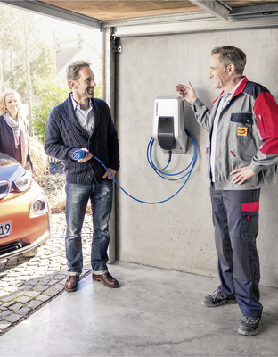 



Für die neuen Amtron-Ladeboxen findet sich in jeder Garage eine freie Wand und der erforderliche elektrische Anschluss.
