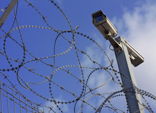 
Der Zaun ist nur eine rechtliche Grenze. Eine Reihe Stacheldraht versieht ihn mit einem Übersteigschutz. Die Kameras müssen den kompletten Zaun überwachen können.



