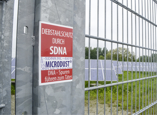 
Werden Module mit künstlicher DNA gekennzeichnet, kann die Polizei zurückverfolgen, aus welcher Anlage sie stammen. Der Betreiber sollte aber den Diebstahl möglichst schon von vornherein verhindern.



