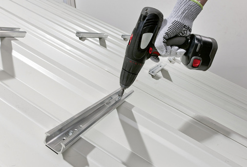 
Dieses Montagesystem basiert auf kurzen Schienen. Dadurch verteilen sich die Lasten ungleichmäßig über das Dach. Das ist bei der Auslegung unbedingt zu beachten.
