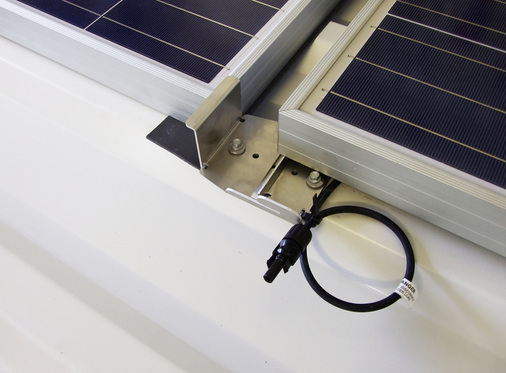 
Die Module liegen auf den Auflageflanken auf. Diese Formteile aus Aluminium schaffen Platz für die Kabelführung und Hinterlüftung der Module.




