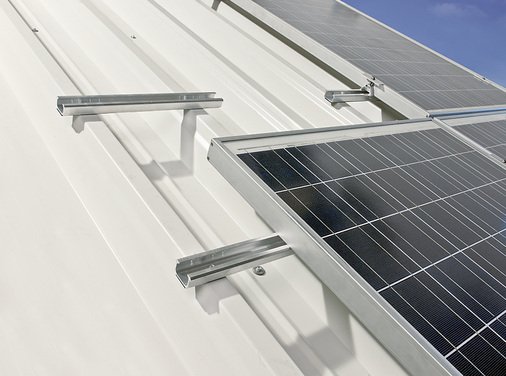 
Auf die Kurzschienen werden die Module aufgelegt. Der steife Modulrahmen soll die Lasten zwischen denMontagepunkten und den Schienen verteilen.



