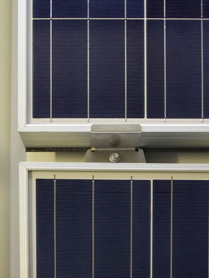 
Diese Klemme schließt flächig an den Rahmen an. Dadurch werden die Kräfte besser auf das Modul verteilt. Punktuell angreifende Klemmen bergen das Risiko von Spannungen und Glasbruch.



