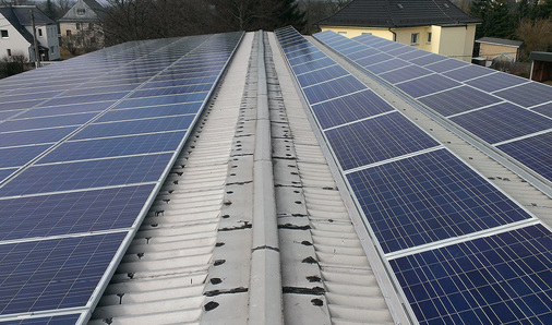 
Diese Anlage in Plauen im Vogtland wurde im Februar dieses Jahres errichtet. Die Module wurden mit zehn Grad nach Süden aufgeständert.



