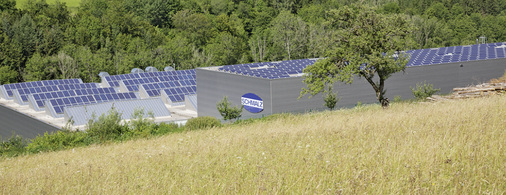 <p>
Die Firmendächer wurden mit Photovoltaik belegt. In der Summe leisten die Solargeneratoren 533 Kilowatt.
</p>