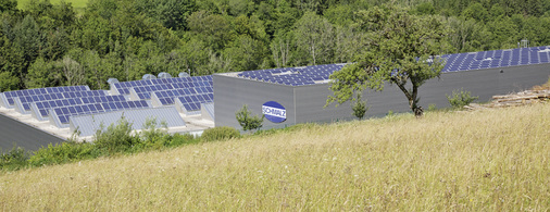 
Die Firmendächer wurden mit Photovoltaik belegt. In der Summe leisten die Solargeneratoren 533 Kilowatt.
