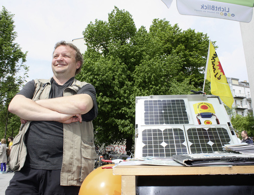 <p>
Klaus Siemon verkauft Ökostrom, auf dem Wochenmarkt am Kollwitzplatz im Prenzlauer Berg. Ob zugezogene Schwaben oder alteingesessene Ossis: Die Trägheit zur individuellen Energiewende ist keine Frage der Herkunft.
</p>