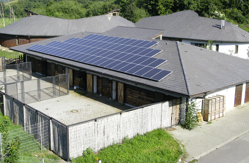 
Der Prager Zoo ließ auf das Afrika-Haus einen Solargenerator mit 17 Kilowatt Leistung bauen.Der gesamte Strom wird im Gebäude verbraucht.



