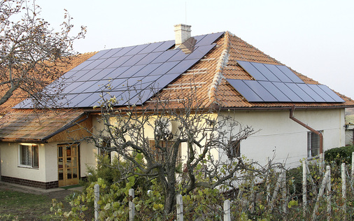 <p>
Für kleine Selbstverbraucher könnten sich Eigenverbrauchsanlagen auch in Tschechien bald wieder lohnen. Denn die Strompreise steigen, trotz des Imports von billigem Kohlestrom aus Deutschland.
</p>

<p>
</p> - © Foto: Solarni Panely CZ

