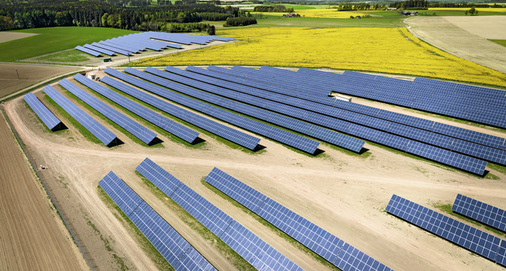 
Dieser Solarpark im schlesischen Kameniná wurde 2010 errichtet, er leistet 5,1 Megawatt. An eineRenaissance der großen Freiflächenanlagen in Tschechien glaubt mittlerweile niemand mehr.



