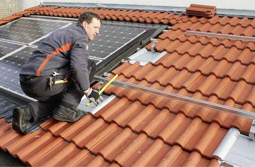 



„Der Installationsbetrieb muss gewerkeübergreifend arbeiten und vieles aus einer Hand anbieten. Das ist eine neue Herausforderung, und dabei können wir helfen“, sagt Stephan Kuhl, Vertriebsleiter bei Frankensolar. 
