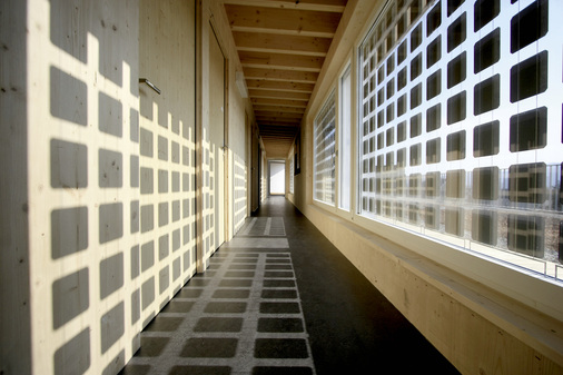 



Die Lichtstimmung im Flurdieses Mehrfamilienhauses imeidgenössischen Wettingen isteinzigartig. Ohne Solarmodulewäre sie nicht möglich.
