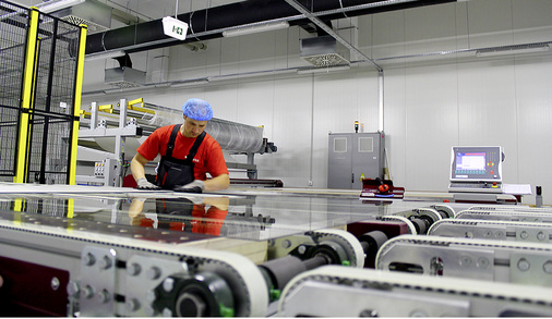 



Zwar ist die neue Fertigungslinie in Litauen weitgehend automatisiert. Doch der Zuschnitt der PVB-Folien erfolgt noch von Hand. 
