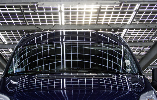 
Das semitransparente Solardach spendet Licht und Schatten zugleich. Mit Standardmodulen geht das ebensowenig wie mit Glasscheiben.
