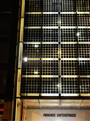 



Parkhaus in Baden-Baden: Die Solarfassade liefert Strom und schirmt die Nachbarn gegen das Licht ab.
