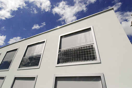
Sonnenfassade im Kleinen: Bei diesem Gebäude werden die Solarpaneele als Balkonbrüstungen eingesetzt.



