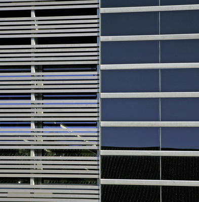 



Detailaufnahme der Luxemburger Fassade: Die Solarmodule setzen die horizontale Optik der Holzblenden fort.
