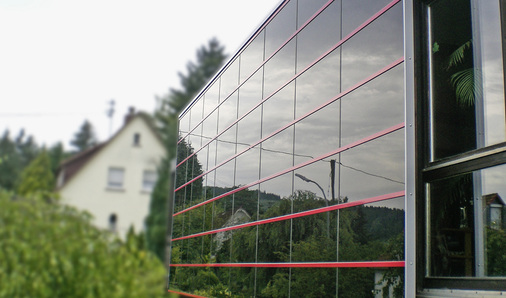 



Dieser Generator wird durch feine Farbleistensegmentiert. Auf diese Weise entsteht eineansprechende Ästhetik, die das Gebäudeinsgesamt aufwertet.
