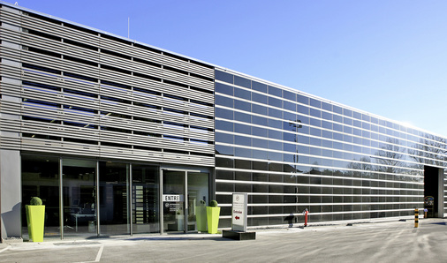 



Kombinierte Fassade aus Holz und Solarpaneelen in Luxemburg. Die Anlage wurde von Sunphos Design geplant und mit Partnern installiert.
