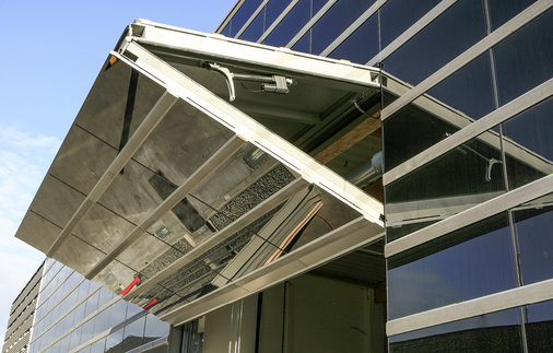 



Das Tor lässt sich zuklappen, um die Solarfassade harmonisch zu schließen.
