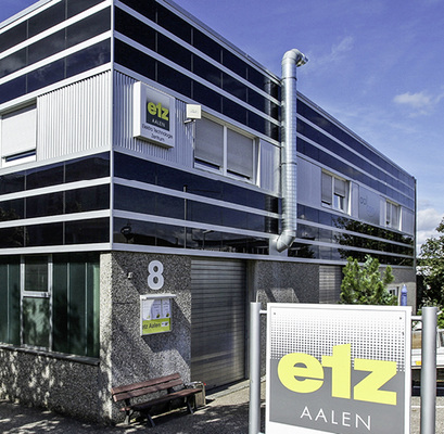 



Diese Dünnschichtfassade entstand an einem Bestandsgebäude in Aalen: Der Betonkörper wurde durch die Solarmodule aufgewertet und modernisiert, auch optisch.
