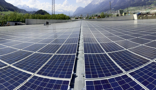 
Das Recycling-Unternehmen RAGG in Tirol mit Solarmodulen von Hanwha Q-Cells. Der Spezialist für Metallverwertung produziert den Solarstrom auf seinen Dächern und speist die Energie ins österreichische Stromnetz ein.



