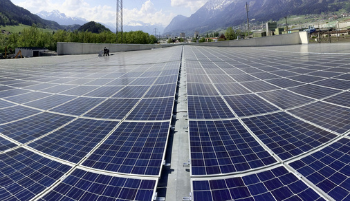 <p>
Das Recycling-Unternehmen RAGG in Tirol mit Solarmodulen von Hanwha Q-Cells. Der Spezialist für Metallverwertung produziert den Solarstrom auf seinen Dächern und speist die Energie ins österreichische Stromnetz ein.
</p>

<p>
</p> - © Foto: Tyrol PV

