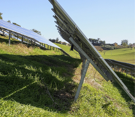 
Durch das Abrutschen des Hanges erhöhte sich die Neigung der Module von 32 auf 43 Grad. Die Modulrahmen verbogen sich und lösten sich vom Laminat.

