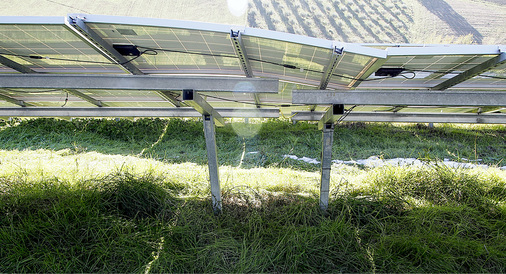 
Module über zwei Unterkonstruktionen zu bauen, ist keine fachgerechte Installation. Bei einer Bodenveränderung rächt sich dieser Fehler ganz besonders.
