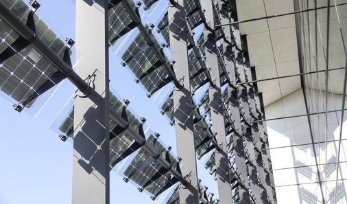 <p>
</p>

<p>
Schmuck, Strom- und Schattenspender. Die Fassade des Zentrums für Photovoltaik und Erneuerbare Energien zeigt, wie Solaranlagen die Ästhetik aufwerten können. 
</p> - © Fotos: William Vorsatz

