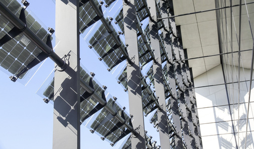 



Schmuck, Strom- und Schattenspender. Die Fassade des Zentrums für Photovoltaik und Erneuerbare Energien zeigt, wie Solaranlagen die Ästhetik aufwerten können. 
