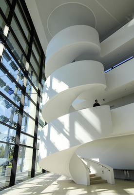 <p>
Das Atrium bildet das Zentrum des Gebäudes. Weite und Atmosphäre sorgen dafür, dass die Mieter verschiedener Unternehmen sich hier begegnen und vernetzen.
</p>