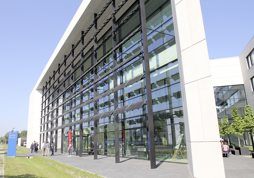 
Im Wissenschafts- und Technologiepark Adlershof sind in den letzten Jahren architektonisch interessante neue Gebäude entstanden. Das neue Zentrum für Photovoltaik und Erneuerbare Energien gehört dazu. 
