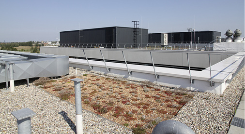 
Hier auf das Dach des ZPV soll überall noch Photovoltaik hin: vorn auf die Versuchsfläche und hinten an die Aufbauten, in denen das Gebäudeklima reguliert wird. 
