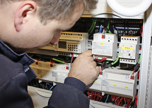 



Die elektrische Haustechnik und die Gebäudeautomation gewinnen an Bedeutung. Übersichtliche und leichtzugängliche Schaltschränke sind für den Betrieb und die Wartung unabdingbar.
