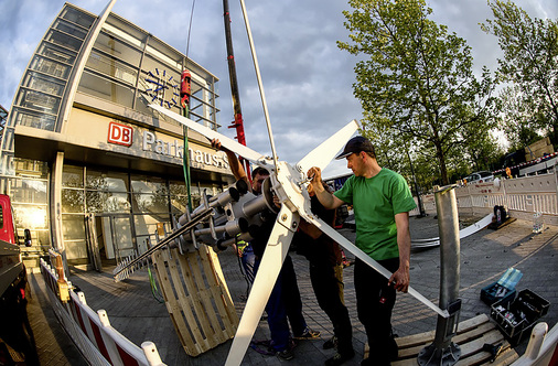 <p>
</p>

<p>
Techniker installieren die kleinen Windenergieanlagen auf dem Dach des Bahnhofs Berlin Südkreuz.
</p> - © Foto: DB

