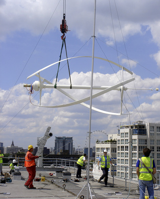 



Eine kleine Windanlage am Kranhaken. Bald wird sie Strom liefern. Aber ist es eine Investition ohne Haken?
