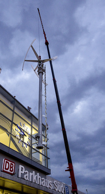 <p>
</p>

<p>
Auf dem Bahnhof Berlin Südkreuz stehen seit Mai 2014 zwei Windkraftanlagen. Sie sind Teil eines Gesamtkonzepts mit Elektromobilität und Speichern.
</p> - © Foto: DB

