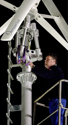 



Mehrere Tage und Nächte haben Techniker die Unterkonstruktionen errichtet und freitragende Masten am Berliner Südkreuz aufgestellt.
