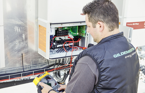 <p>
</p>

<p>
Die Durchsicht und Wartung der Leistungselektronik ist ein wichtiger Bestandteil des Anlagenservice. Sie ist mindestens so bedeutsam wie die Überprüfung der Solarmodule.
</p> - © Foto: Gildemeister Energy Solutions

