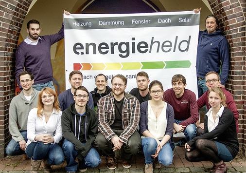 



Im Team der Energiehelden beraten Mitarbeiter aus verschiedenen Gewerken die Kunden bei allen Fragen rund um die energetische Gebäudesanierung. 
