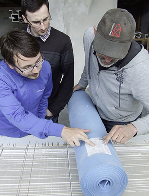 
Energieheld-Kundenberater Reinermann informiert sich über Dampfbremse und Klimamembran.
