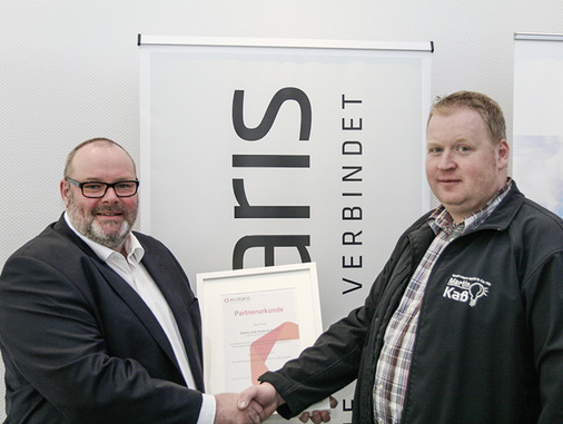 
Martin Kaß (rechts) ist Geschäftsführer der Elektro Kaß GmbH in Borken. Er nimmt die Partnerurkunde desNetzwerks entgegen, von Jens Hütter, Geschäftsführer von Ecotaris (links).



