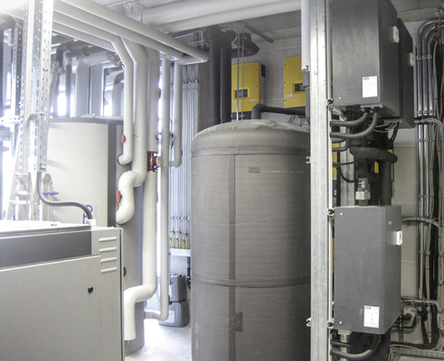 



Blick in den Haustechnikraum: Die Photovoltaikanlageund die BHKWs arbeiten im Tandem.
