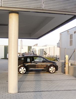 



In die Stromversorgung integriert wurde eine Tanksäule zur Aufladung von Elektrofahrzeugen.
