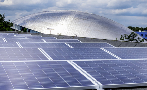 



Sechs Solaranlagen sind auf verschiedenen Dächern der Universität Bremen installiert. Die in diesem Jahr in Betrieb genommenen Anlagen speisen ihren Strom komplett in das hauseigene Netz ein.

