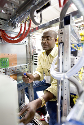 



Die Montage der großen Wechselrichter erfolgt manuell, aus vorkonfektionierten Baugruppen.
